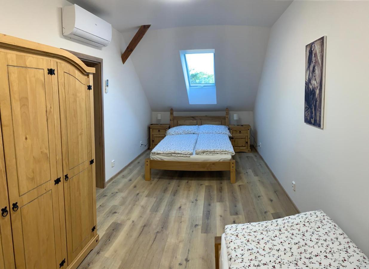 Apartmany Statek Bezdedice Hostomice Exterior photo
